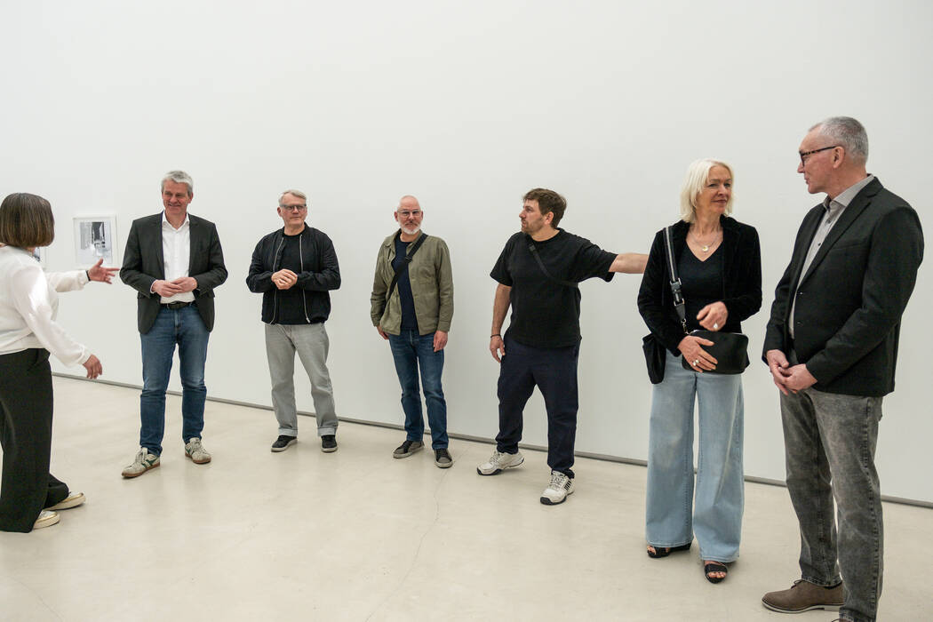 Galerieleitein Holle Nann, Künstler und Künstlerin sowie OB Bolay im Gruppenbild