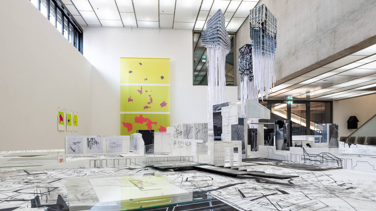 Im Vordergrund "My inner City" von Karl-Heinz Bogner, im Hintergrund Fahne und Drucke von Verena Könekamp und Kites von Marc Dittrich