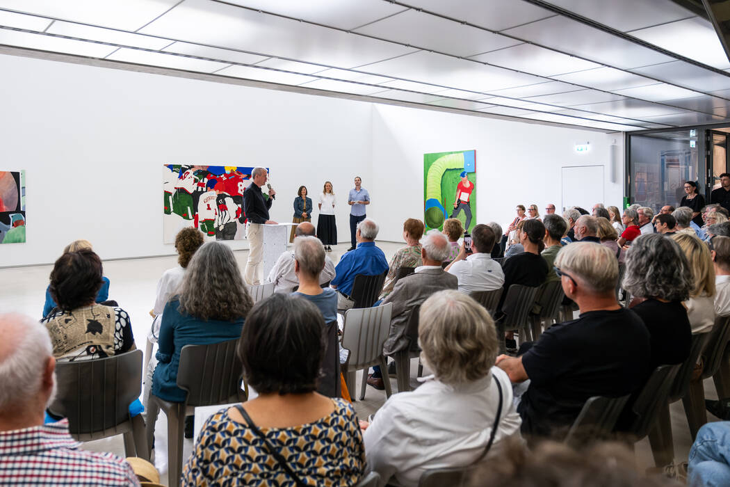 Oerbürgermeister Bolay vor dem Vernissage-Publikum bei der Eröffnung der Ausstellung "Sweetspot"
