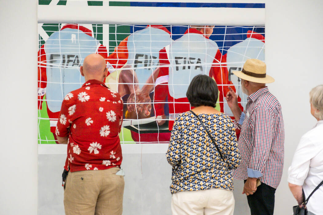 Einige Ausstellungsbesucher vor "FIFA" von Noemi Strittmatter