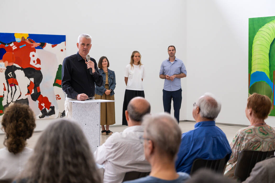 Oberbürgermeister Bolay bei der Eröffnung, im Hintergrund Galerieleiterin Holle Nann, Noemi Strittmatter und Hendrik Bündge