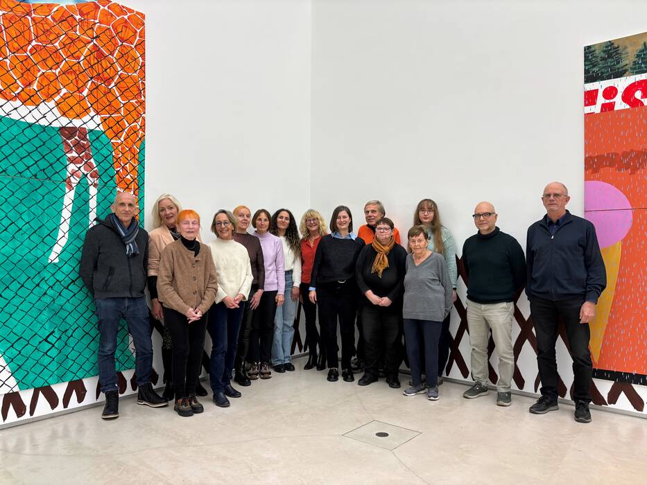Ein Teil des 25-köpfigen bürgerschaftlich engagierten Galerieteams beim weihnachtlichen Beisammensein 2025 vor den Bildern von Carlo Krone bzw. der Ausstellung "Parklife"