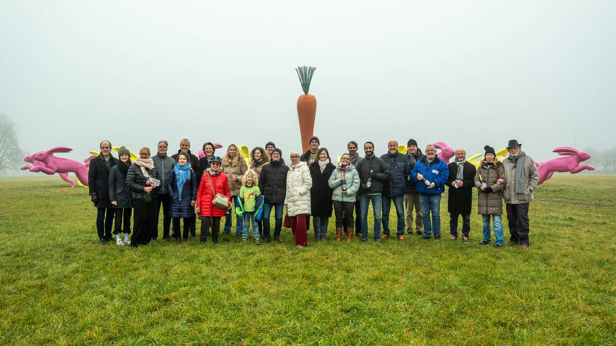 Gruppenbild der Spenderinnen und Spender vor den renovierten Sitz- und Flitzhasen