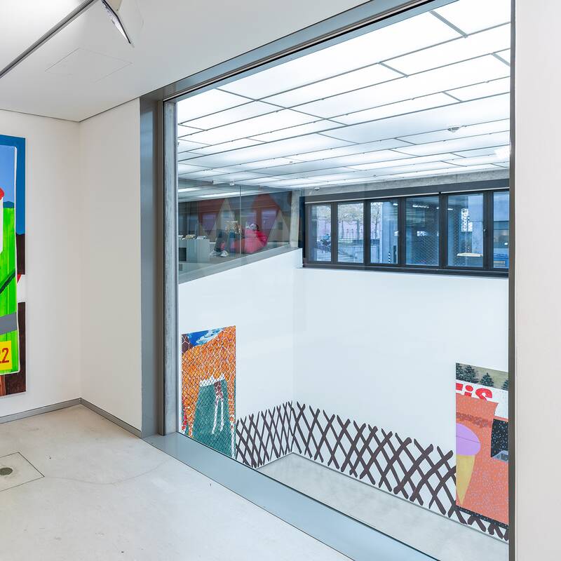 Blick durch vom oberen Galeriebereich durch die Scheibe, Ausstellungsansicht "Parklife", Carlo Krone 2025