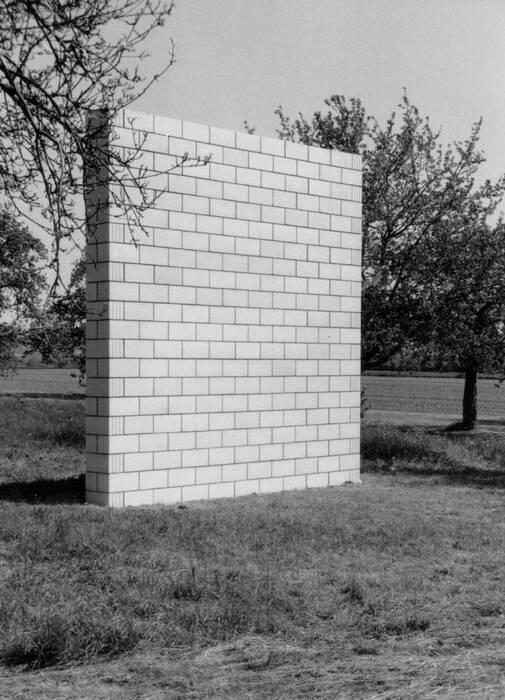 Schwarzweißfotografie einer einteiligen Mauerskulptur von Sol LeWitt nach einer Reinigung in Scharnhausen.