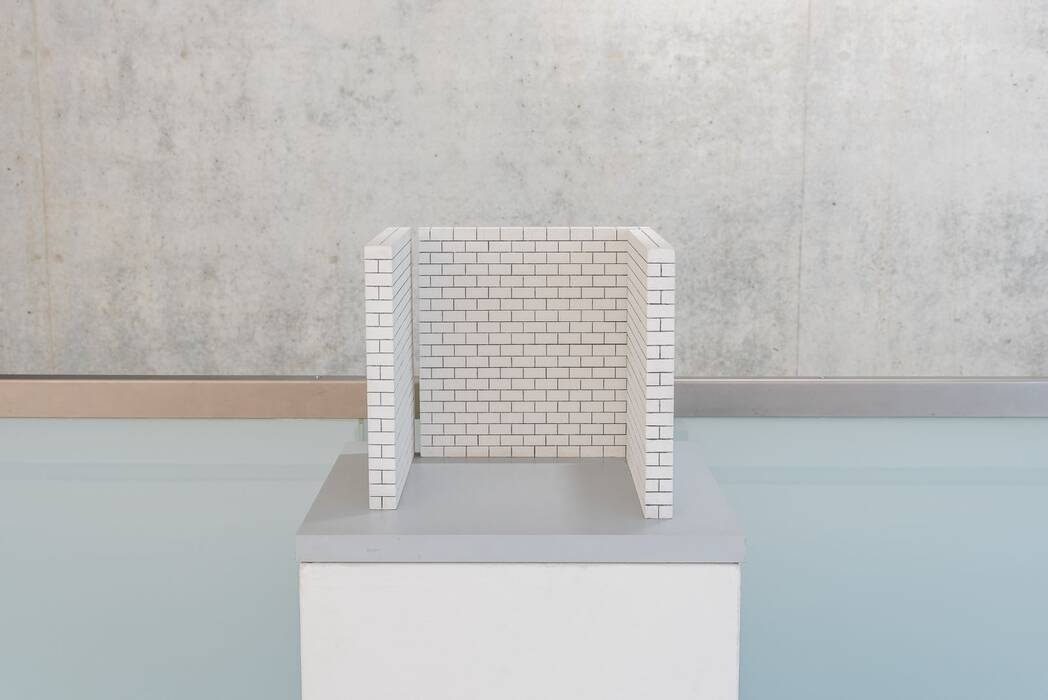 Sol LeWitt, Modell der Four Part Piece: Drei weiße maßstabgetreue Backsteinmauerskulpturen bilden ein U.
