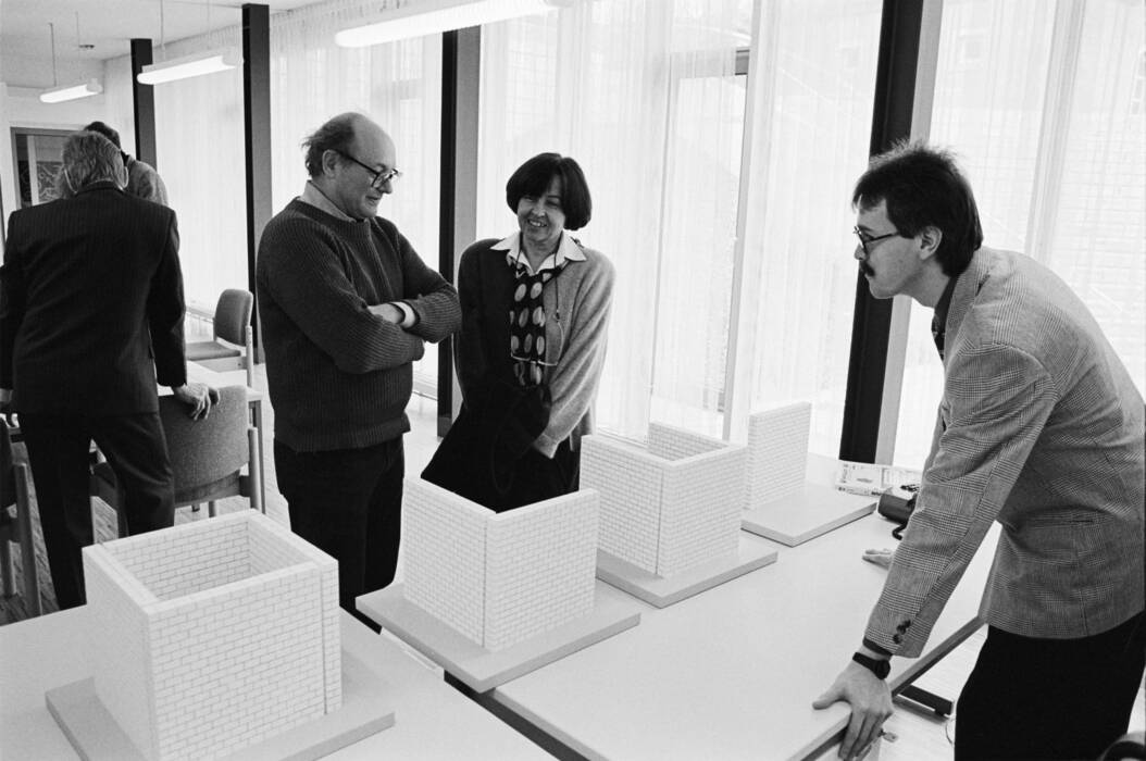 Sol LeWitt (3. von rechts) im Gespräch mit Gisela Burgfeld und Rainer Lechner von der Stadtverwaltung im Jahr 1992.