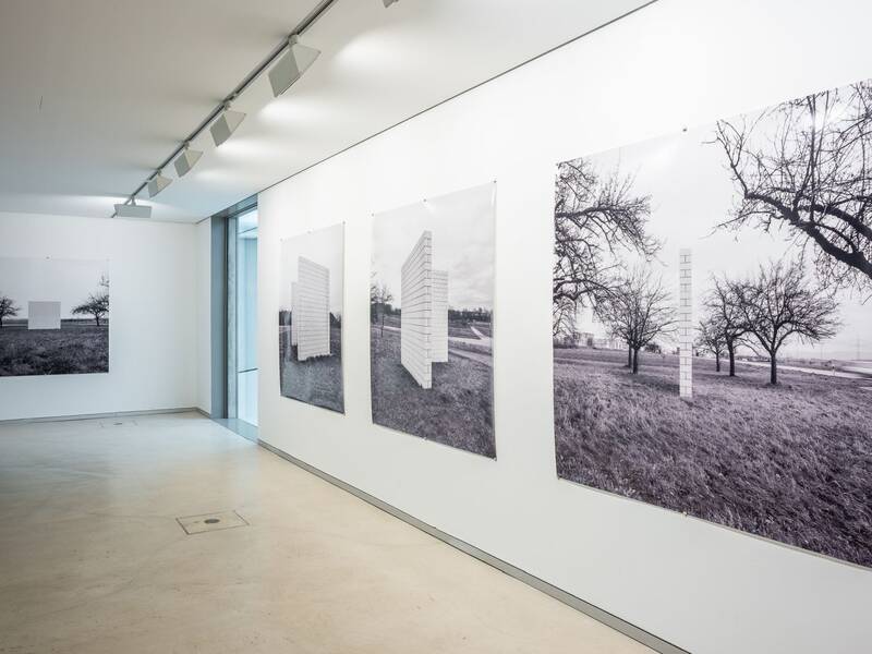 Blick auf eine Wand, an der die großformatigen Bilder der "Four Part Piece" Wände an ihren Standorten hängen von Sol LeWitt.