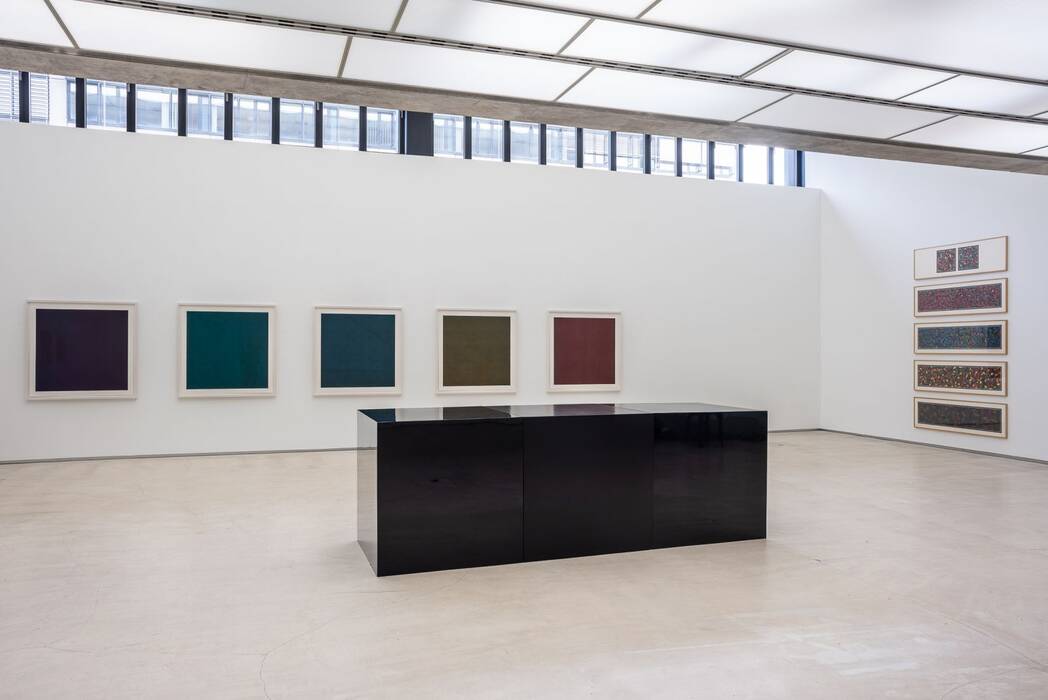 Ausstellung Sol LeWitt: Im Vordergrund das Werk Black Cubes, drei schwarze Quader (100 x 300 x 100 cm), Emaille auf Fiberglas, im Hintergrund fünf gerahmte Siebdruck-Blätter (118 x 118 cm) in rot, olive, blau, grün und aubergine aus dem Besitz der Stadt Ostfildern