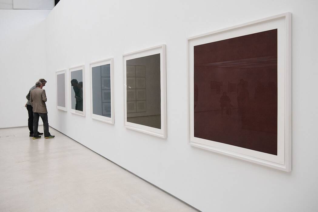 Zwei Besucher betrachten die Serie der fünf gerahmten Siebdruck-Blätter (118 x 118 cm) von Sol LeWitt in rot, olive, blau, grün und aubergine aus dem Besitz der Stadt Ostfildern
