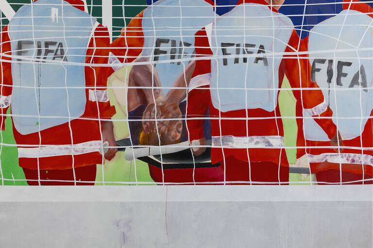 Noemi Strittmatter „FIFA“ (Detail), 2025, Foto N. Strittmatter. Der Betrachter schaut durch ein Fußballtornetz auf einen Fußballer, der sein Gesicht mit seinen Händen verdeckt und von vier Trägern in FIFA-Leibchen weggetragen wird.